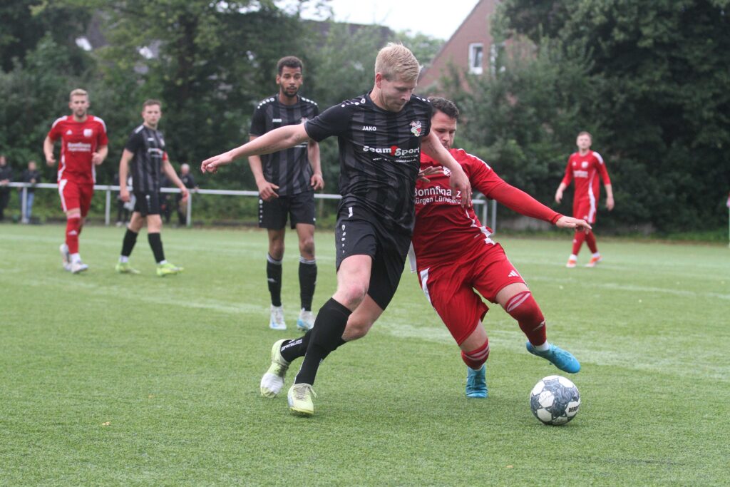 Malik Ferhat (TSV Flintbek) grätscht gleich Johann-Felix Stender (Kieler MTV) den Ball weg. © 2025 Ismail Yesilyurt