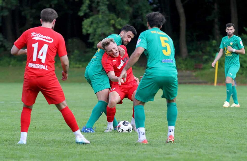 Marc Schwabe (Kilia Kiel) im Griff von Kosovar Morina (SVE Comet Kiel) im Kreispokal. © 2025 Ismail Yesilyurt