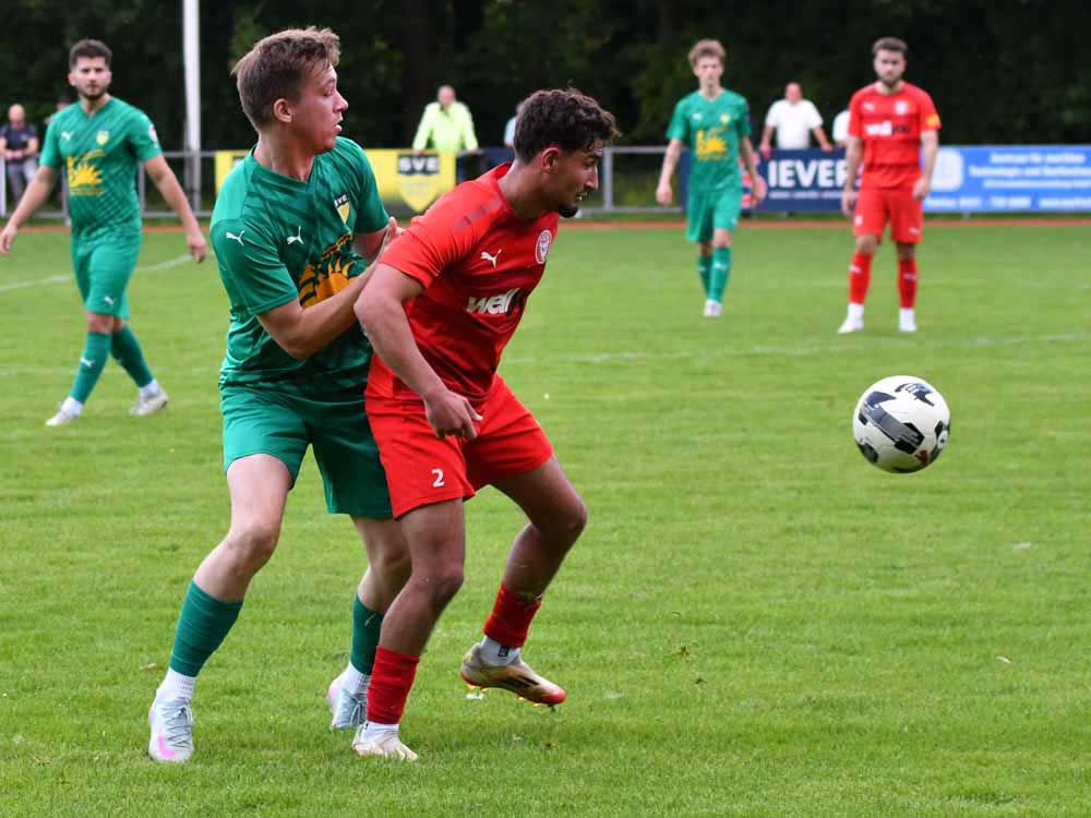 Marcel Gaber (li.), hier gegen Devran Boztepe (Kilia Kiel) bringt den SVE Comet Kiel mit 1:0 in Front. © 2025 Jörg Moritz