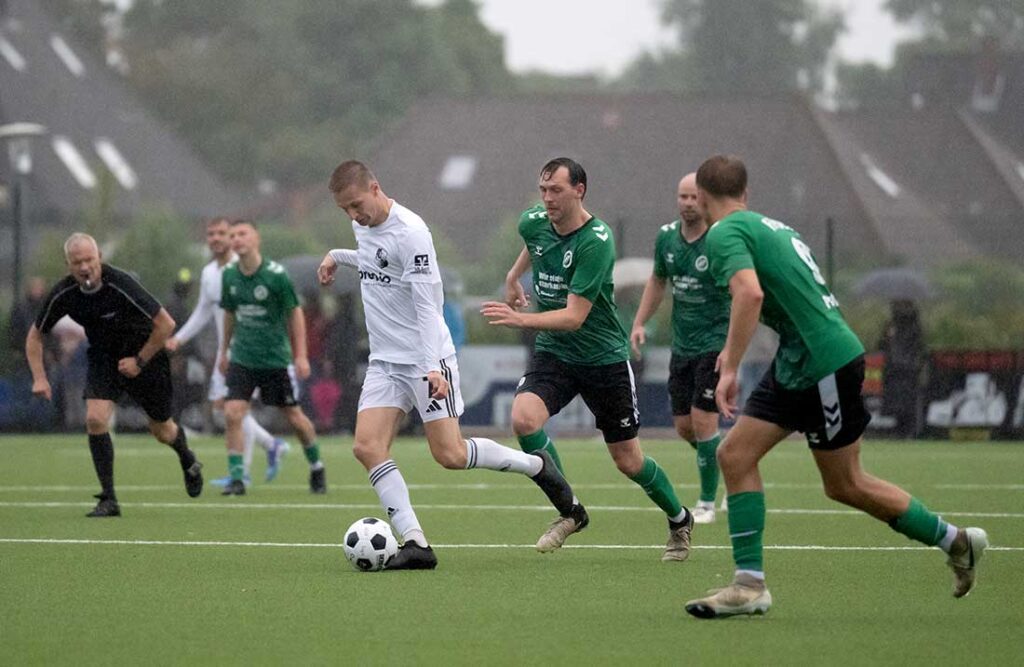 Marvin Wolf (Heider SV), Torschütze zum 6-2, ist nicht aufzuhalten vom FC Burg. © 2025 Volker Schlichting