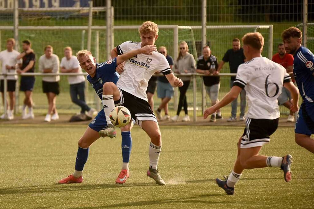 Mats Henke (TuS Rotenhof) gegen Joshua Krüger (re., 1. FC Phönix Lübeck ). © 2025 Olaf Wegerich