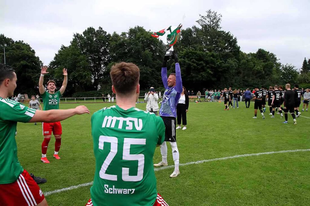 Mats Hinrichs (MTSV Hohenwestedt) mit der Trophäe für den Gewinn des Kreispokals 2025 gegen den Eckernförder SV. © 2025 Ismail Yesilyurt