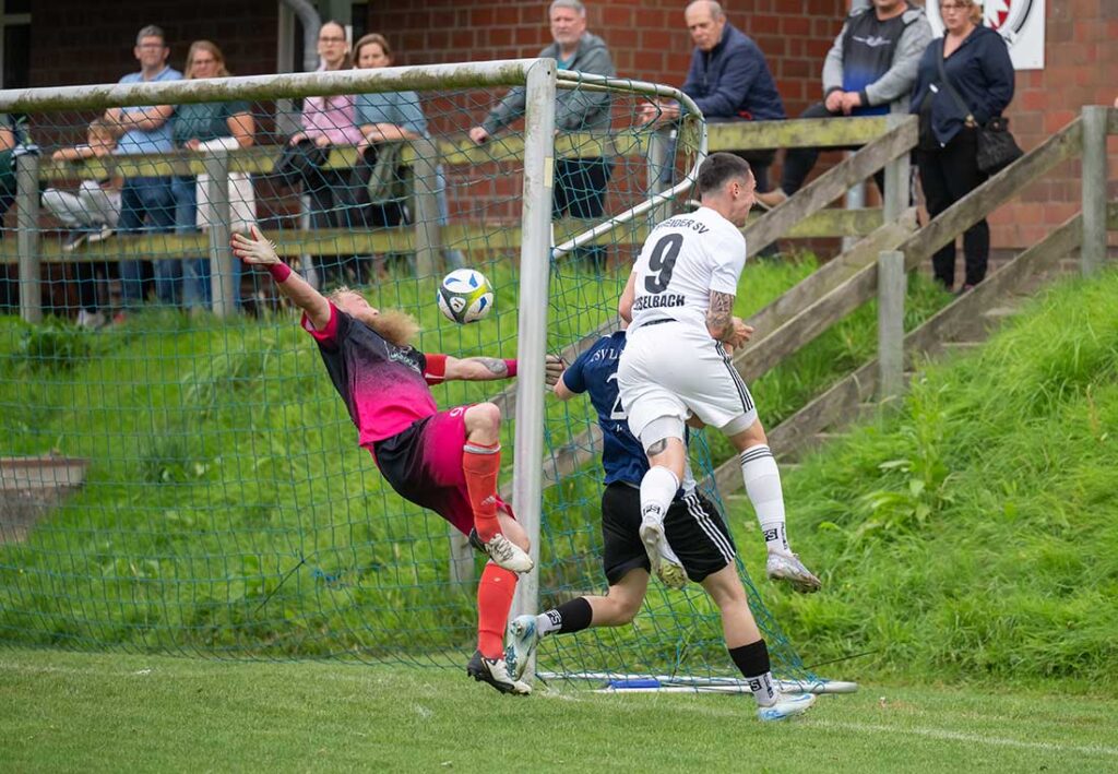 Mika Kieselbach (9, Heider SV) köpft früh zum 3-0 ein. © 2025 Volker Schlichting