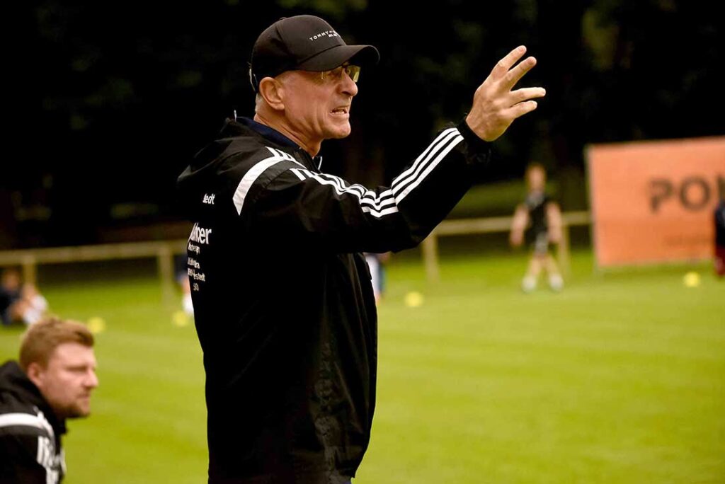 Neu-Trainer Michael Rohwedder (MTSV Hohenwestedt) sah viel Positives von seiner Mannschaft. © 2025 Olaf Wegerich