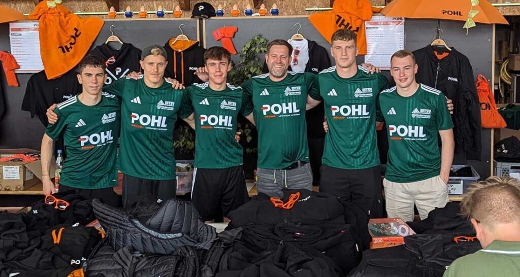 Neuzugänge beim MTSV (v. l.) - Rasmus Neue, Jan Nötzelmann, Rene Helmcke, Lars Butenschön (Förderverein), Luke Clasen, Luca Ubben. © MTSV Hohenwestedt