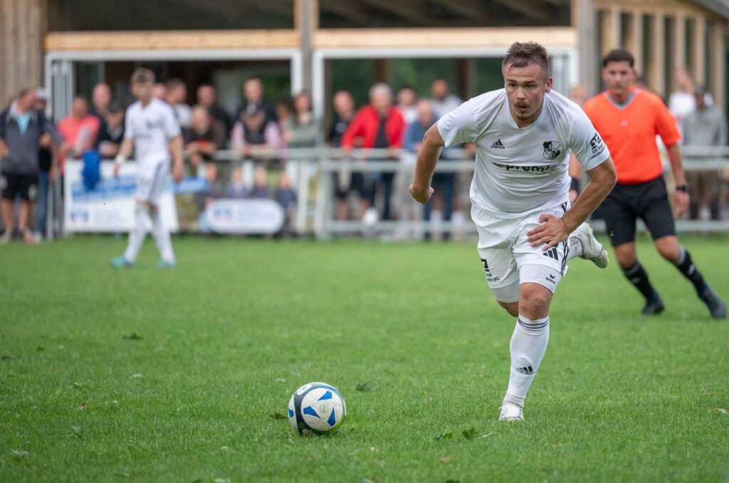 Neuzugang Fabian Arndt (Heider SV) muss verletzt raus. © 2025 Volker Schlichting