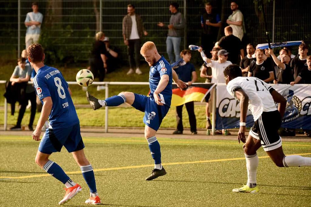 Neuzugang Jark Decker (TuS Rotenhof) klärt vor Arthur Inaka (1. FC Phönix Lübeck). © 2025 Olaf Wegerich