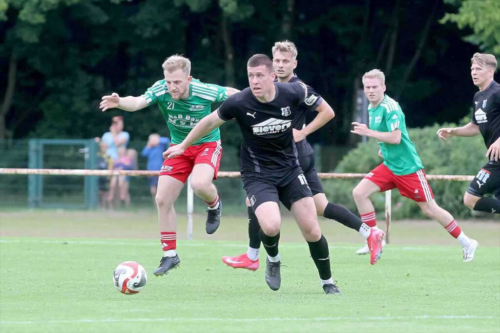 Nils Woelki (re., Eckernförder SV), hier im Kreispokalfnale gegen Jorit Rathje (MTSV Hohenwestedt, gelingt der 2-1-Siegtreffer gegen die U19 von Holstein Kiel. © 2025 Ismail Yesilyurt