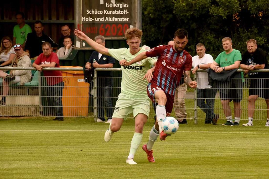Paul Eberhardt (PSV Neumünster) gegen Marcel Cornils (re., Weiche Flensburg). © 2025 Olaf Wegerich