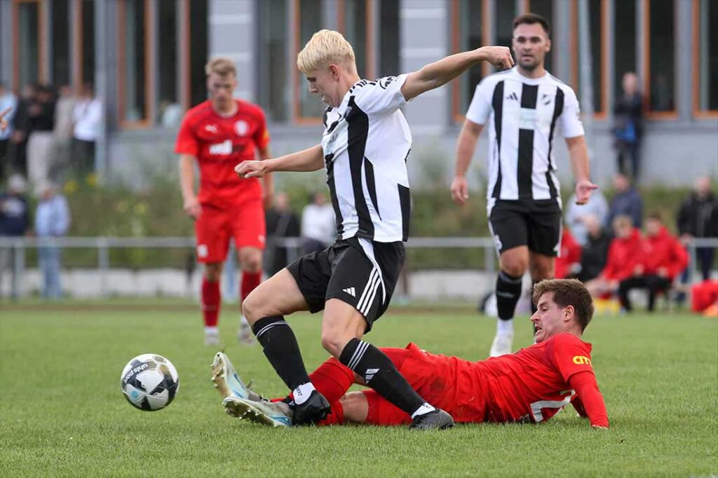 Philipp Spohn (Kilia Kiel) versucht, im Liegen Kalvi Rumohr (Heikendorfer SV) zu stoppen. © 2025 Ismail Yesilyurt