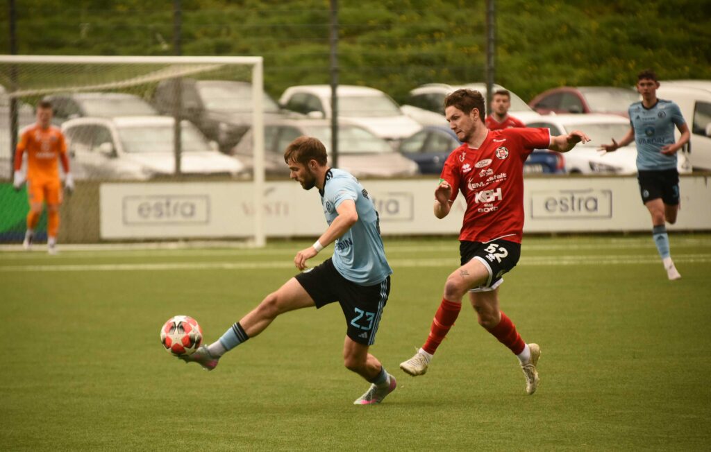 Poul Kallsberg (Vikingur) gegen Magnus Holm Jacobsen (Toftir). © 2025 Olaf Wegerich