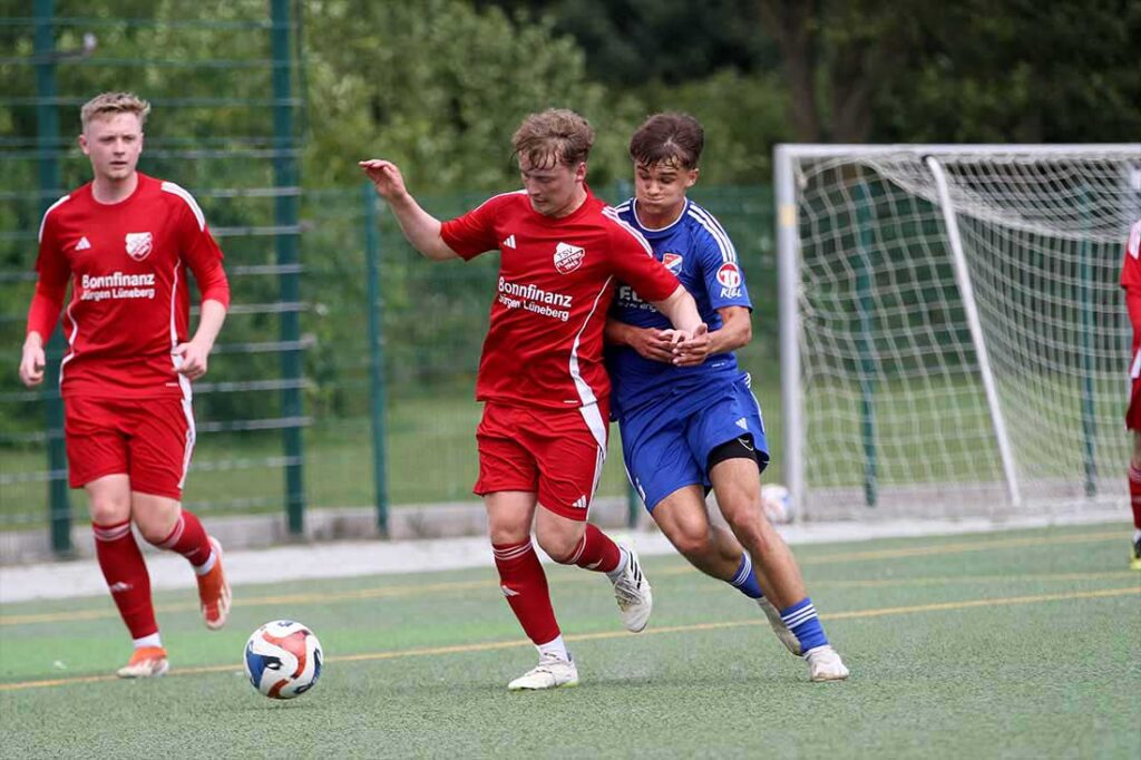 Seymen-Ahmet Ködörgü (re.) im Eidertaler Trikot gegen Chris Rober (TSV Flintbek) traf im ersten Testspiel. © 2025 Ismail Yesilyurt