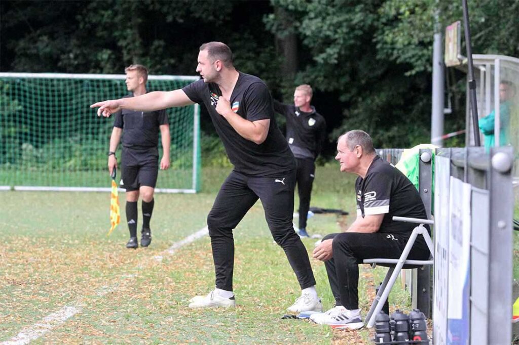 Thomas Schwantes und Ex-Spieler Lars Horstinger (li.) als Co-Trainer sind das neue Trainergespann von Inter Türkspor Kiel . © 2025 Ismail Yesilyurt
