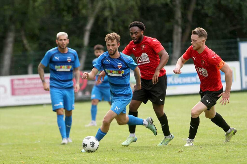 Till Börner (Inter Türkspor Kiel) setzt sich gegen Mika Rosenthal (Rot-Schwarz Kiel) und Chima Iheagwaram (li.) durch. © 2025 Ismail Yesilyurt