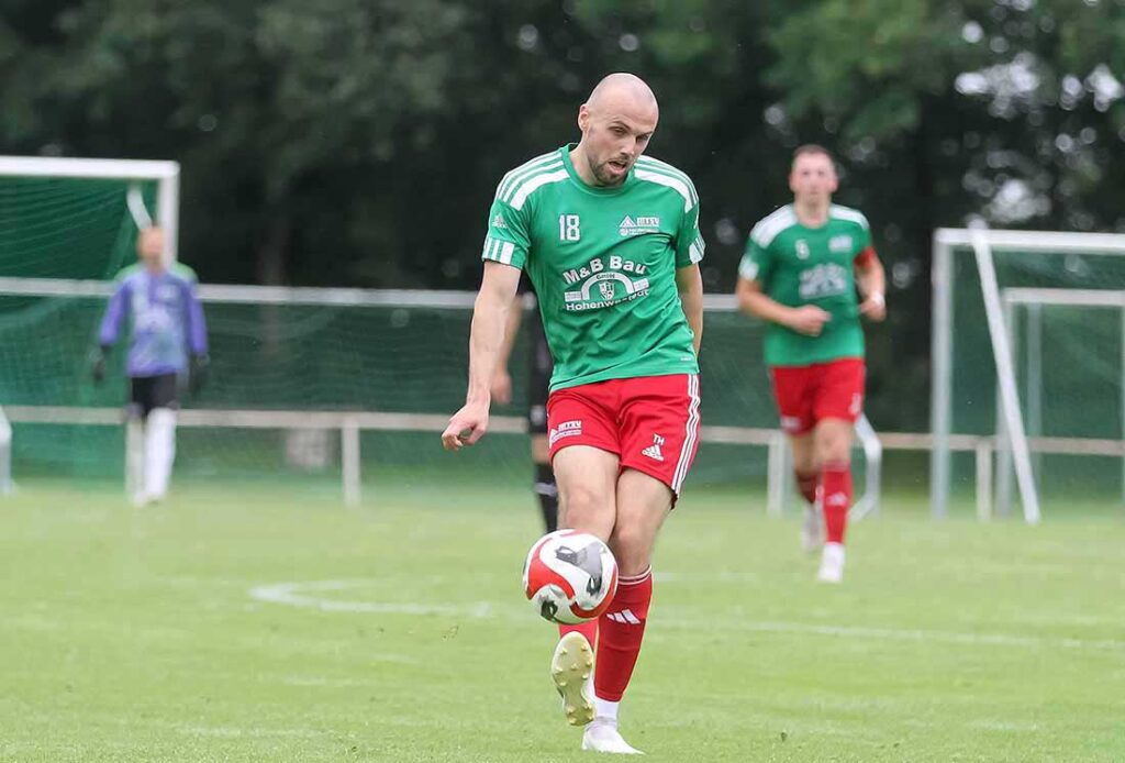Torben Hendrischke vom Oberligisten MTSV Hohenwestedt trifft beim 2-1 gegen den starken TSV Kronshagen. © 2025 Ismail Yesilyurt