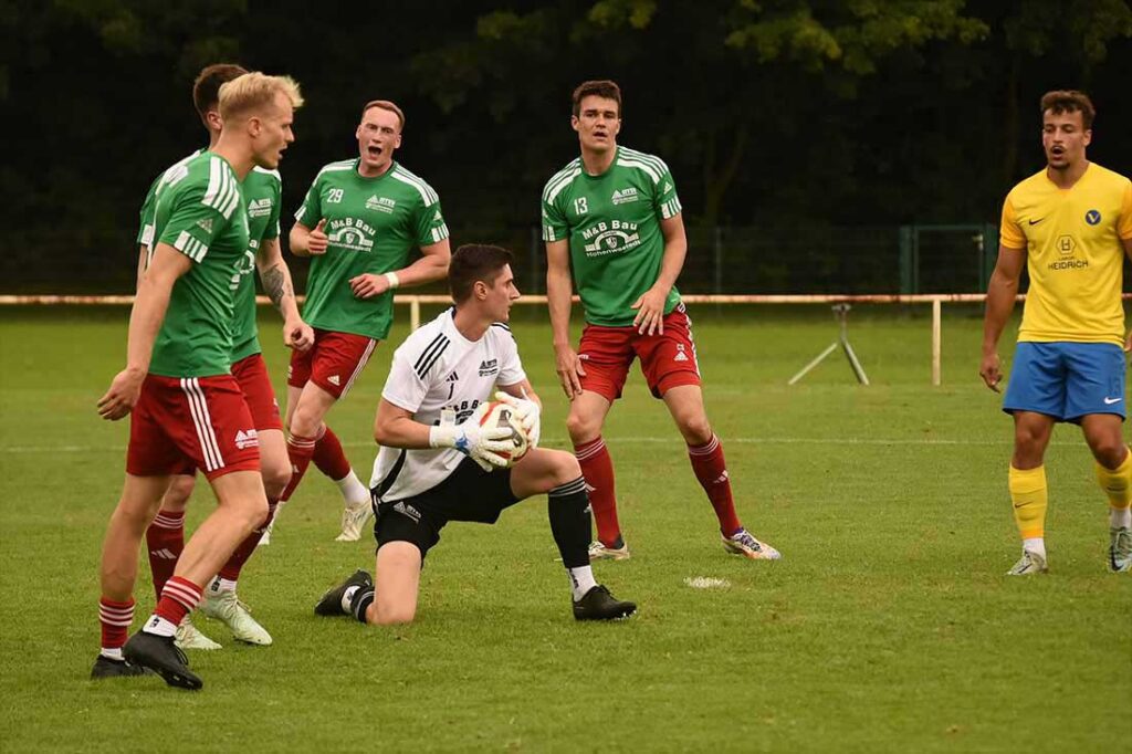 Torhüter Enno Beckmann (MTSV) hat sicher zugepackt. © 2025 Olaf Wegerich