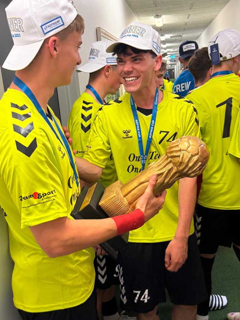 U17 SV Eichede mit Pokal. © 2025 SV Eichede