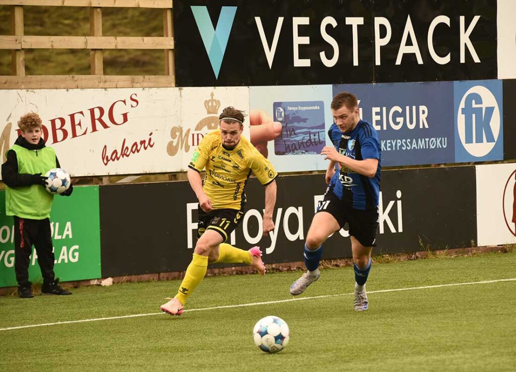 Vasper Von der Heyden (Runavik) gegen Kristian Svabo Eliasen (EB-Streymur). © 2025 Olaf Wegerich
