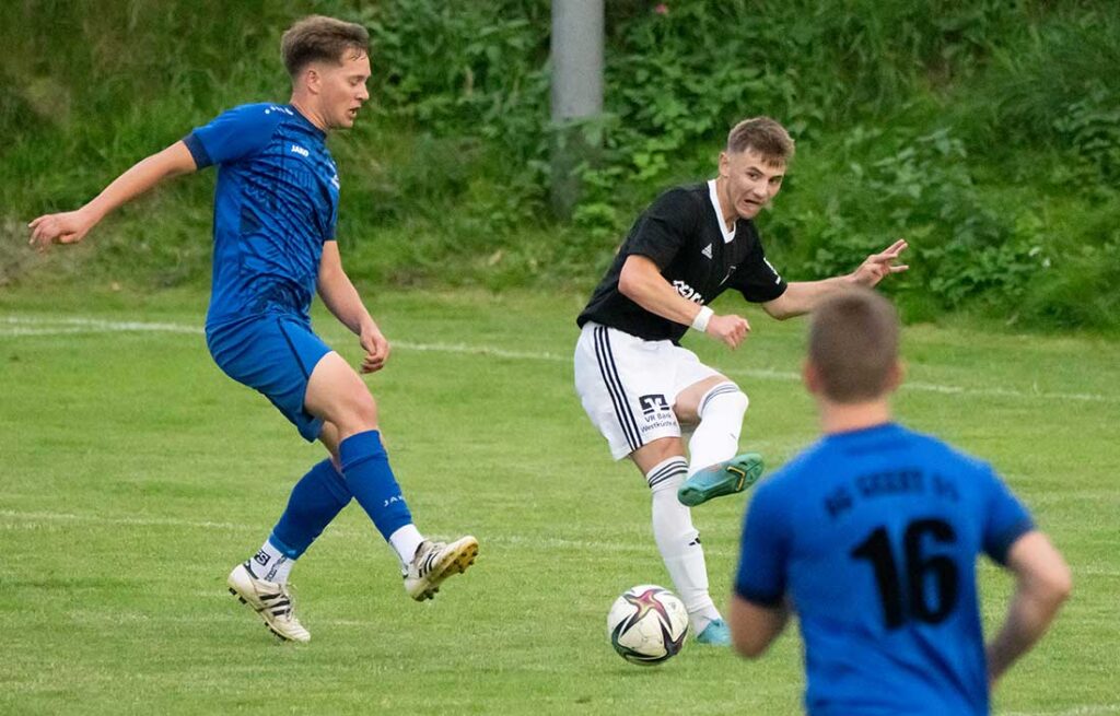 Vasyl Tanchak (Heider SV, re.) war nach seiner Einwechselung zur zweiten Halbzeit ein belebendes Element des HSV. © 2025 Volker Schlichting