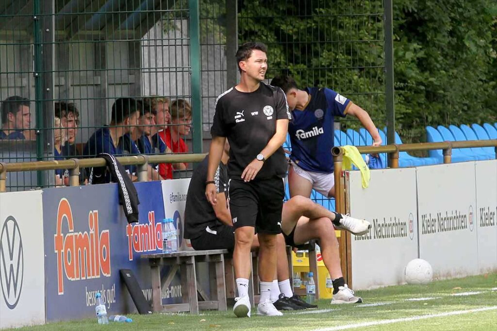Willi Weiße (Holstein Kiel II) beim letzten Testspiel gegen Dynamo Schwerin, das torlos endete. © 2025 Ismail Yesilyurt