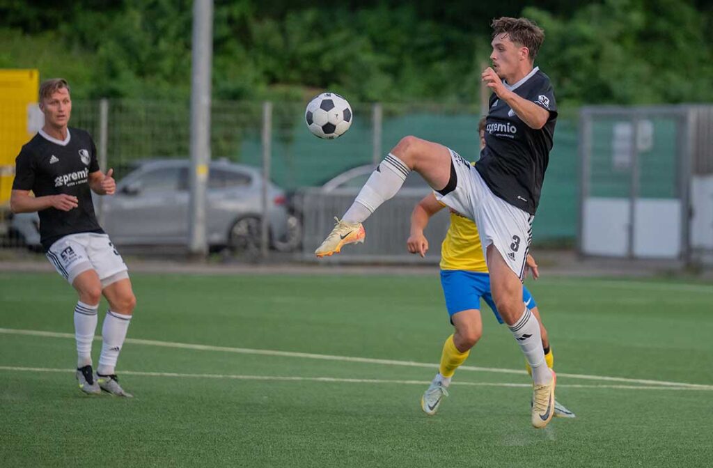 Wird es ein ruhiger Mittwochabend für Macius Dahm und den Heider SV beim SV Frisia Risum-Lindholm?. © 2025 Volker Schlichting