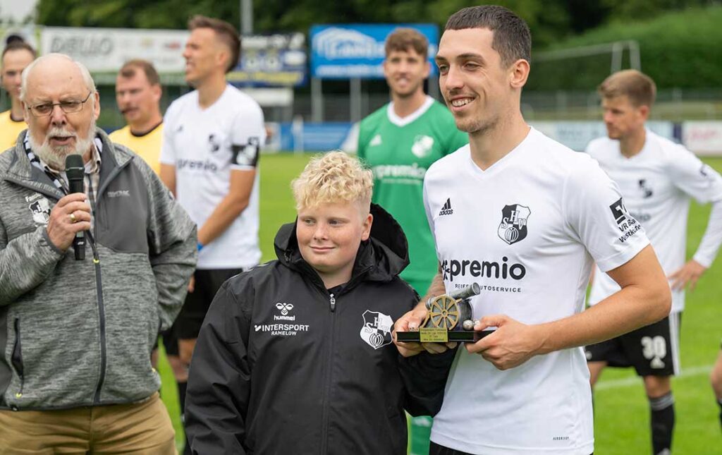 27 Tore erzielte Mika Kieselbach letzte Saison für den heider SV und bekam nun die HSV-Torjägerkanone. © 2025 Volker Schlichting