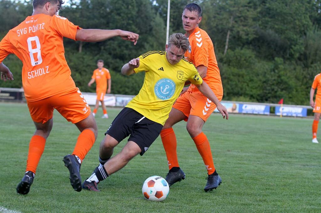 Ab durch die Mitte für Jonas Schäfer (TSV Altenholz) gegen Moritz Scholz (li.) und Simon Evers (SVG Pönitz). © 2025 Ismail Yesilyurt