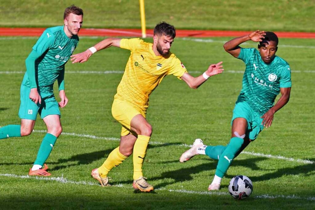 Alban Jashari (SVE Comet Kiel) gegen Mohammed Mahmud (TSV Klausdorf). Links Tim Hartlep. © 2025 Jörg Moritz