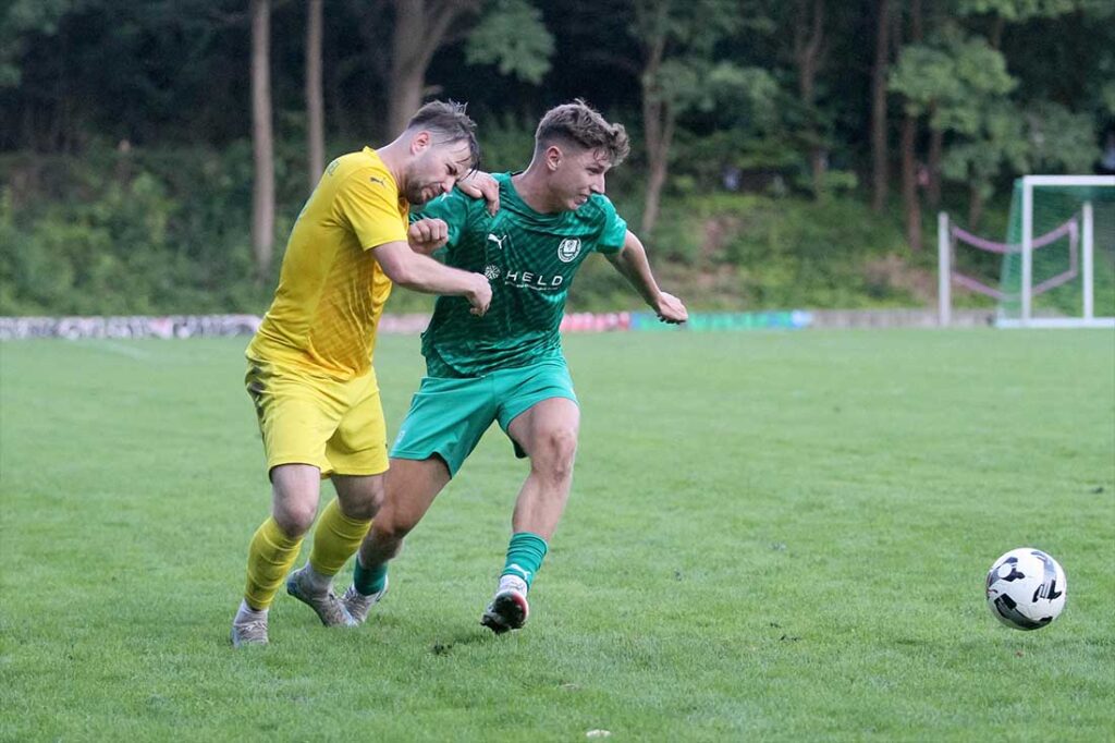 Anthony Voss (TSV Klausdorf), hier gegen Maurice Knutzen (li., SVE Comet) traf doppelt zum 2:0 in Eckernförde. © 2025 Ismail Yesilyurt