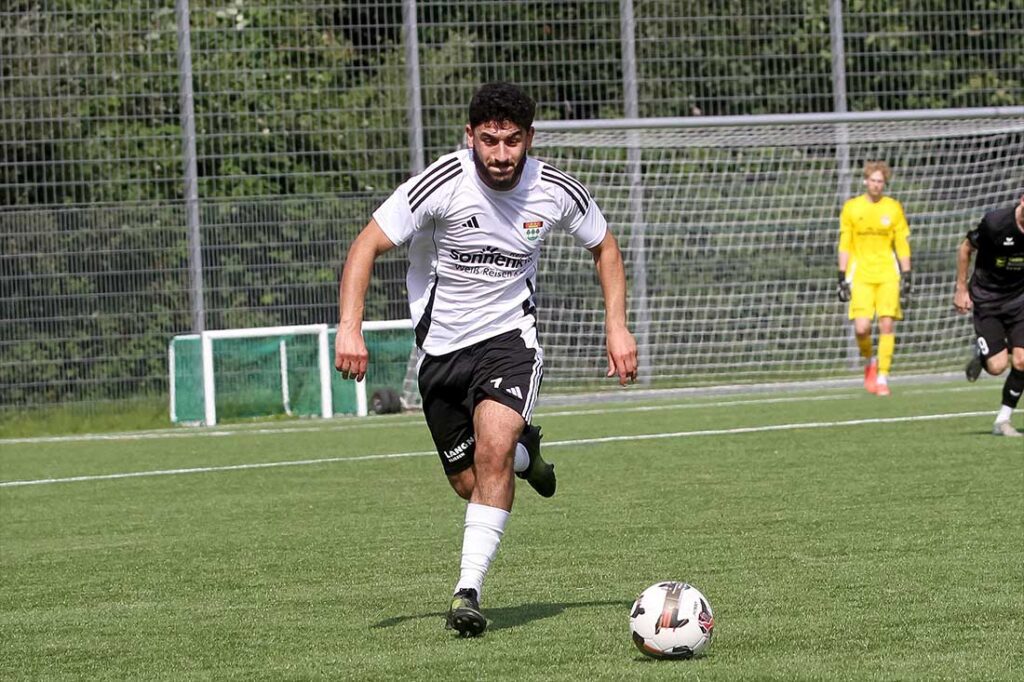 Badreddin Hamze (TSV Kronshagen) bereitete das 1:1 bei Frisia Risum-Lindholm vor. © 2025 Ismail Yesilyurt