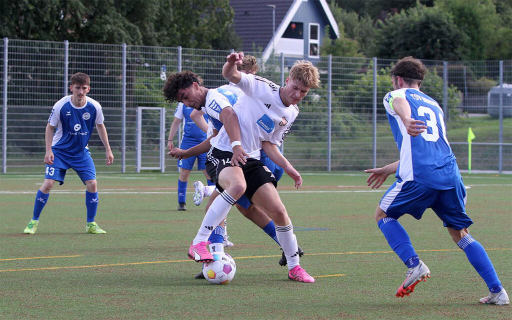 Bent Schliesky (MTV Dänischenhagen) ringt mit Zubair Ghaibi (TSV Bordesholm) um den Ball. © 2025 Ismail Yesilyurt