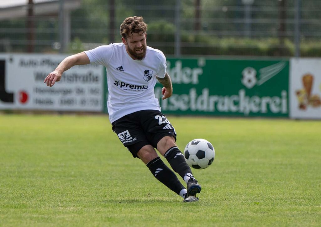 Christopher Buchtmann (Heider SV) in Action bei seiner Premiere für den Heider SV in der Flens-Oberliga. © 2025 Volker Schlichting