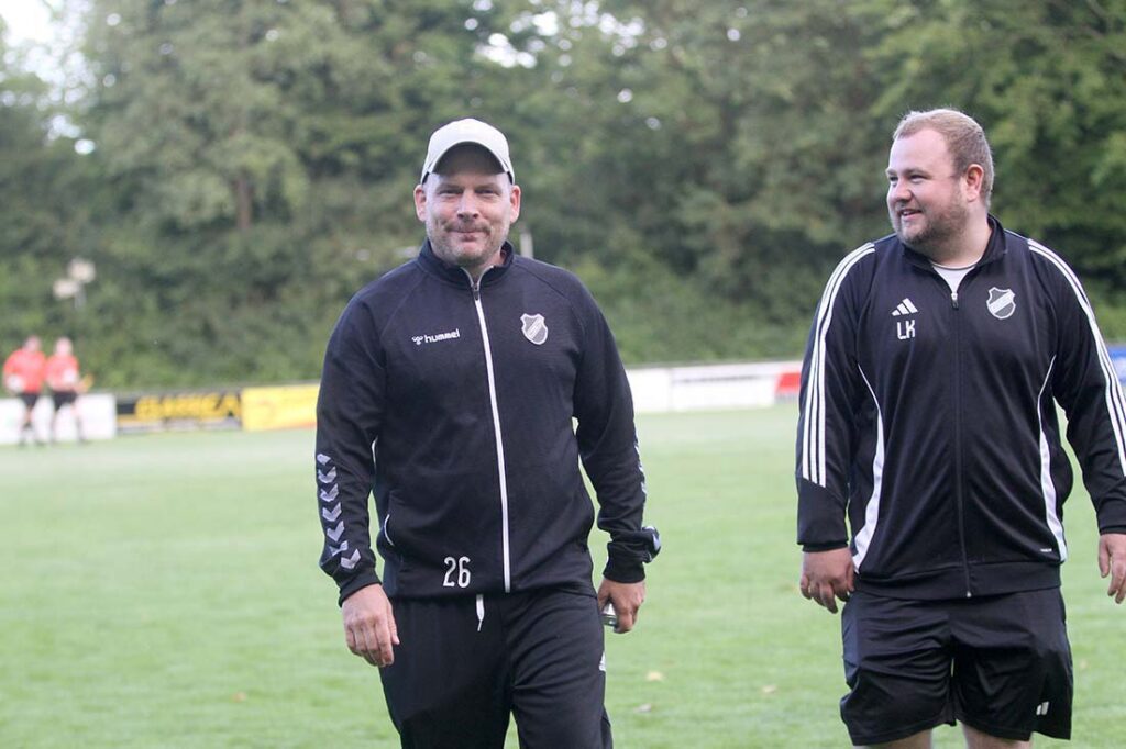 Das Heikendorfer Trainergespann mit Cheftrainer Mark Hungerecker (li.) und Linus Krebs gefiel der Auftritt des Teams. © 2025 Ismail Yesilyurt