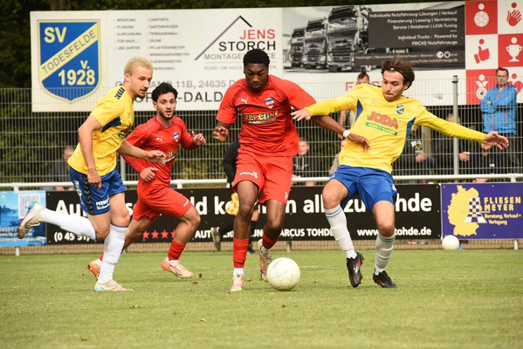Denzel Imasün (Inter Türkspor Kiel) gegen Max Musci (SV Todesfelde). © 2025 Olaf Wegerich