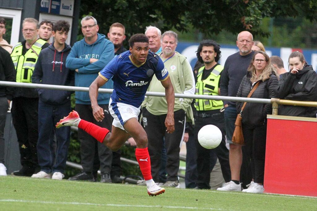 Dem dynamische Ikem Ugoh (Holstein Kiel II) gelingt der 6:2-Endstand. © 2025 Ismail Yesilyurt.JPG