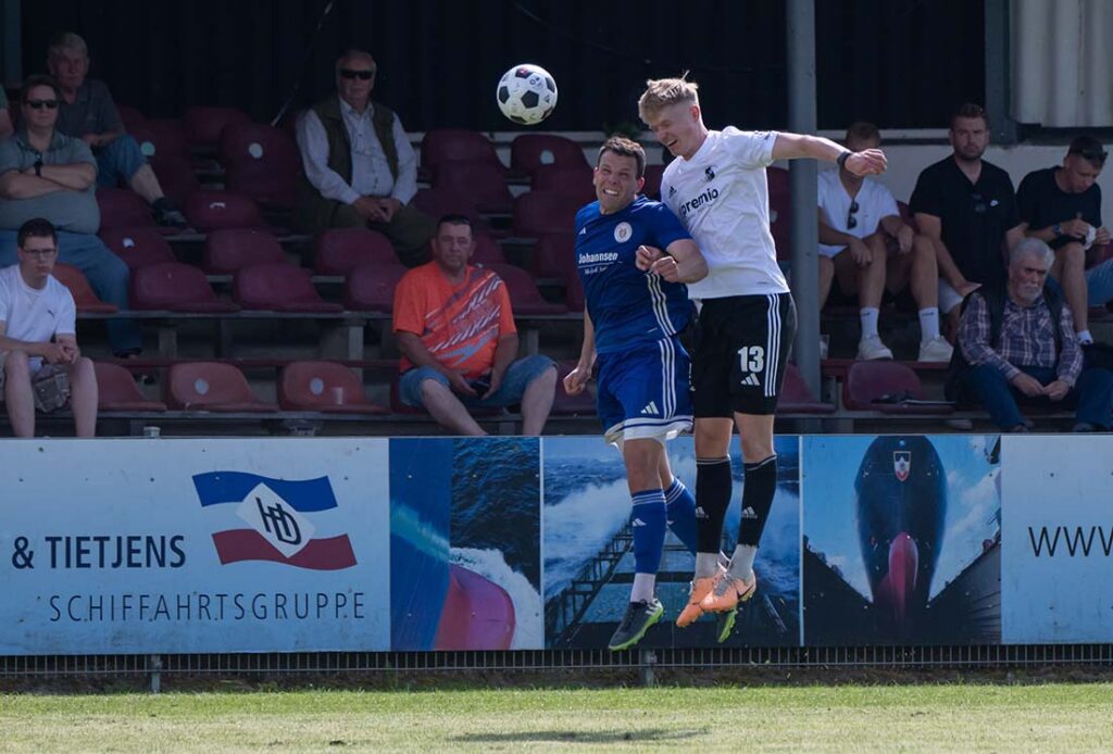 Der eingewechselte Hendrik Fleige (13, Heider SV) hier im Kopfballduell gegen Freddy Kaps (Oldenburger SV). © 2025 Volker Schlichting