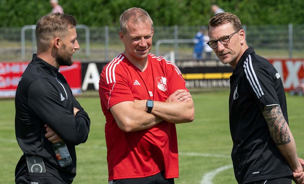 Die Trainer im Smalltalk - Florian Stahl (li., Oldenburger SV) und Markus Wichmann (re., Heider SV). © 2025 Volker Schlichting