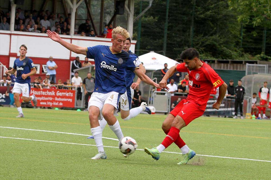 Die erste Chance durch Rezan Acer (Kilia Kiel) - Casper Medlin (Holstein Kiel II) stört noch rechtzeitig. © 2025 Ismail Yesilyurt
