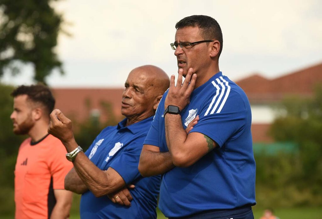 Die zweite Halbzeit brachte das Jevenstedter Trainerduo Bill Chaffe (li.) und Jilani Ben Mahmoud (Jevenstedt) zum Nachdenken. © 2025 Olaf Wegerich