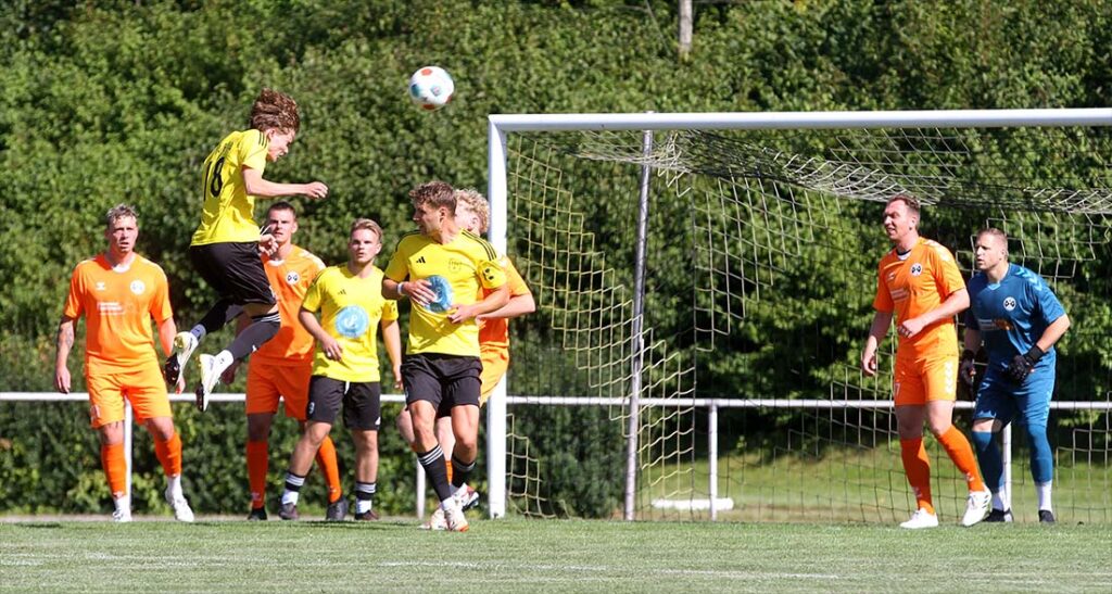 Diesen Kopfball von Jesse Theophile kann Keeper Ricardo Maghon (SVG Pönitz) gerade so von der Linie kratzen. © 2025 Ismail Yesilyurt