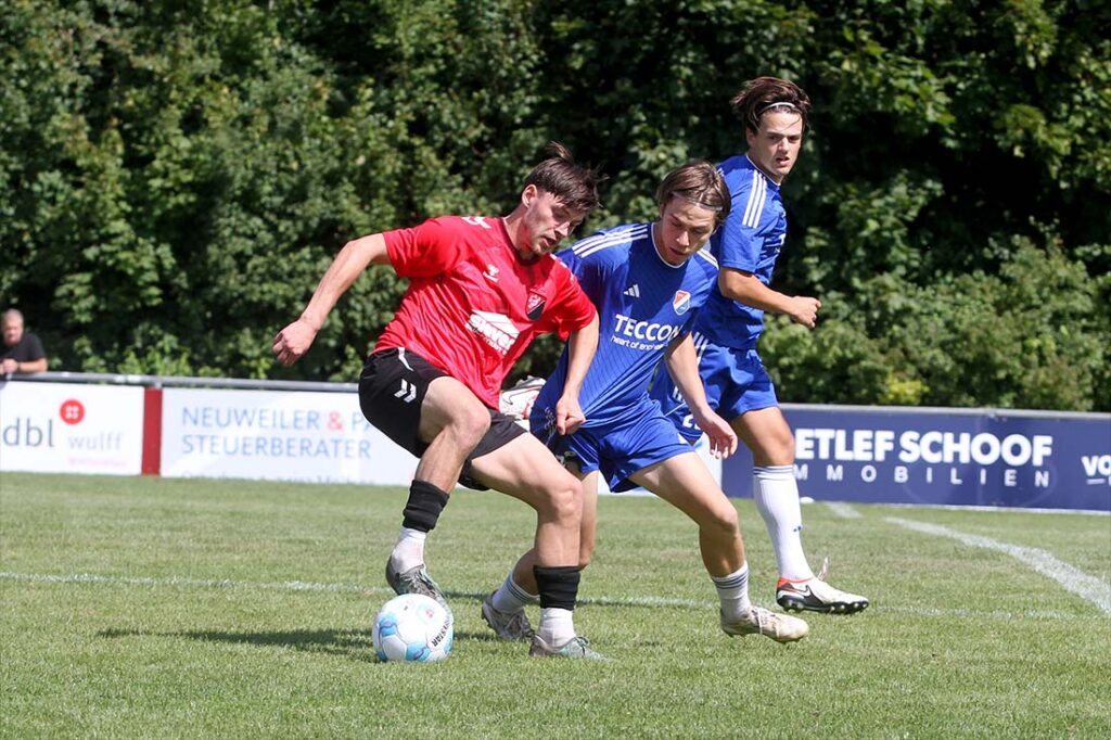 Direktes Duell der Wasielewski-Brüder - Daniel (li., TSV Kropp) gegen Marcel (SpVg Eidertal Molfsee). © 2025 Ismail Yesilyurt