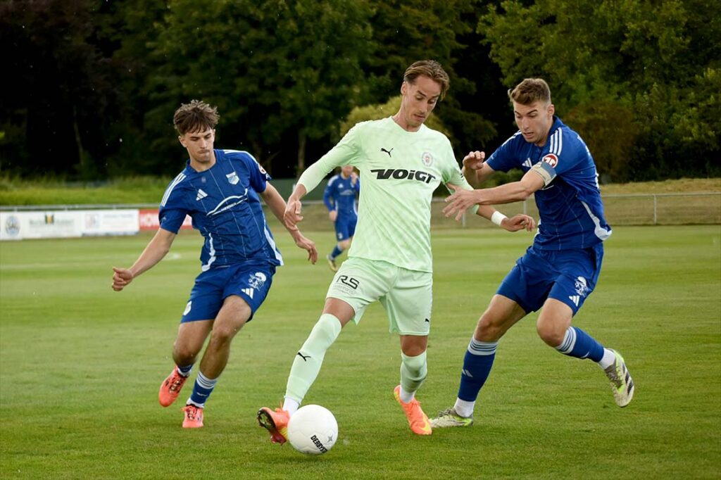 Doppeltorschütze Jesper Tiedemann (PSV Neumünster) gegen Justin Engemann (li.) und Felix Knuth (TuS Rotenhof). © 2025 Olaf Wegerich