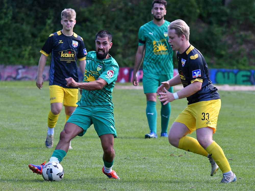 Duell der zentralen Mittelfeldpieler - Timur Yilmaz (SVE Comet Kiel) gegen Tade Traber (re., Frsiai Risum-Lindholm). © 2025 Jörg Moritz