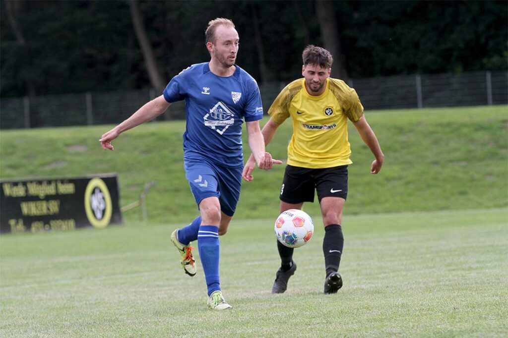 Innenverteidiger Eike Boeck (TSV Plön) hat in der aufgepasst. Hinten Nico Otto (Wiker SV). © 2025 Ismail Yesilyurt.JPG