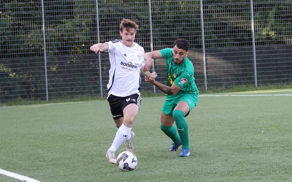 Ein unangenehmer Gegenspieler ist Kosvovar Morina (SVE Comet Kiel), der hier Julian Huchzermeier (TSV Kronshagen) bearbeitet. © 2025 Ismail Yesilyurt