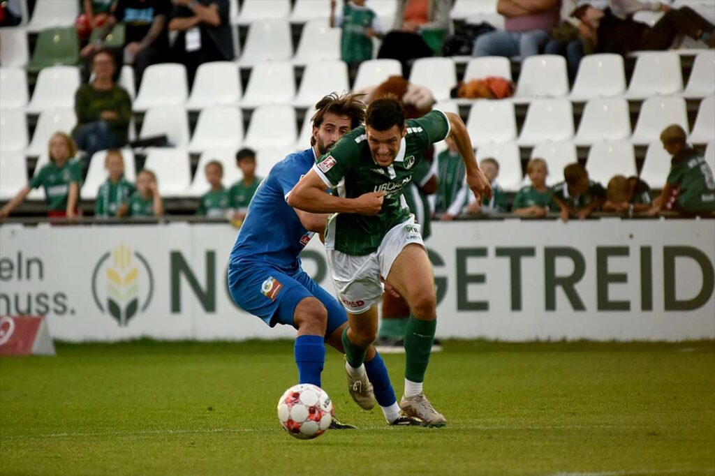 Energischer Antritt von Antonio Verinac vom VfB Lübeck. © 2025 Olaf Wegerich