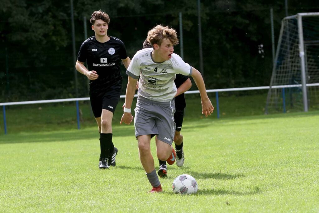 Enno Schulze (Preetzer TSV) hat die Chance zum 2:1. © 2025 Ismail Yesilyurt