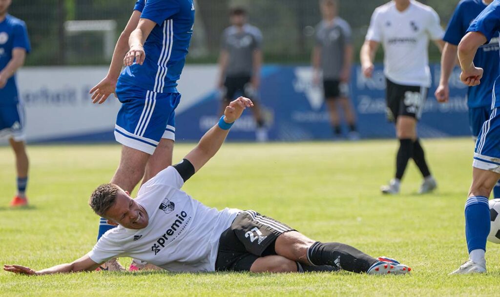 Erst Schieflage gegen den Oldenburger SV, dann kommen Jonah Gieseler und der Heider SV doch noch hoch zum 4:1-Erfolg. © 2025 Volker Schlichting