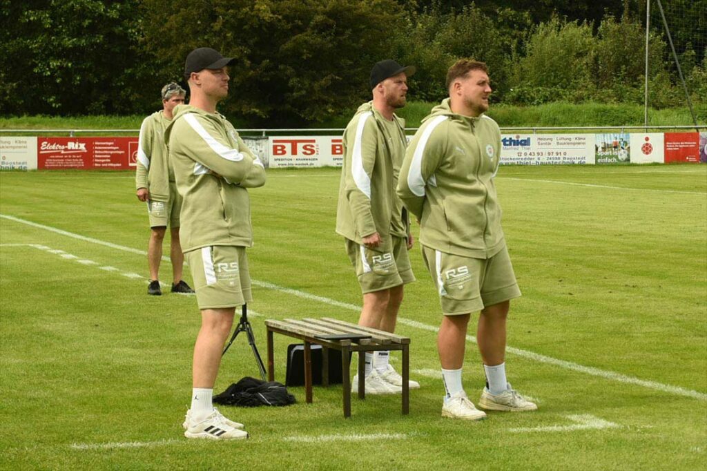 Es gab wenig zu kritisieren für das Trainerteam des PSV - v. l. Nils Voss, Timo Rosenfeld u. Dennis Buthmann. © 2025 Olaf Wegerich