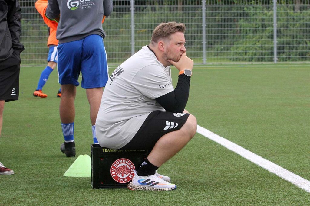 Etwas nachdenklich - Trainer Daniel Blum (TSV Bordesholm) zu Beginn der Partie in Dänischenhagen. © 2025 Ismail Yesilyurt